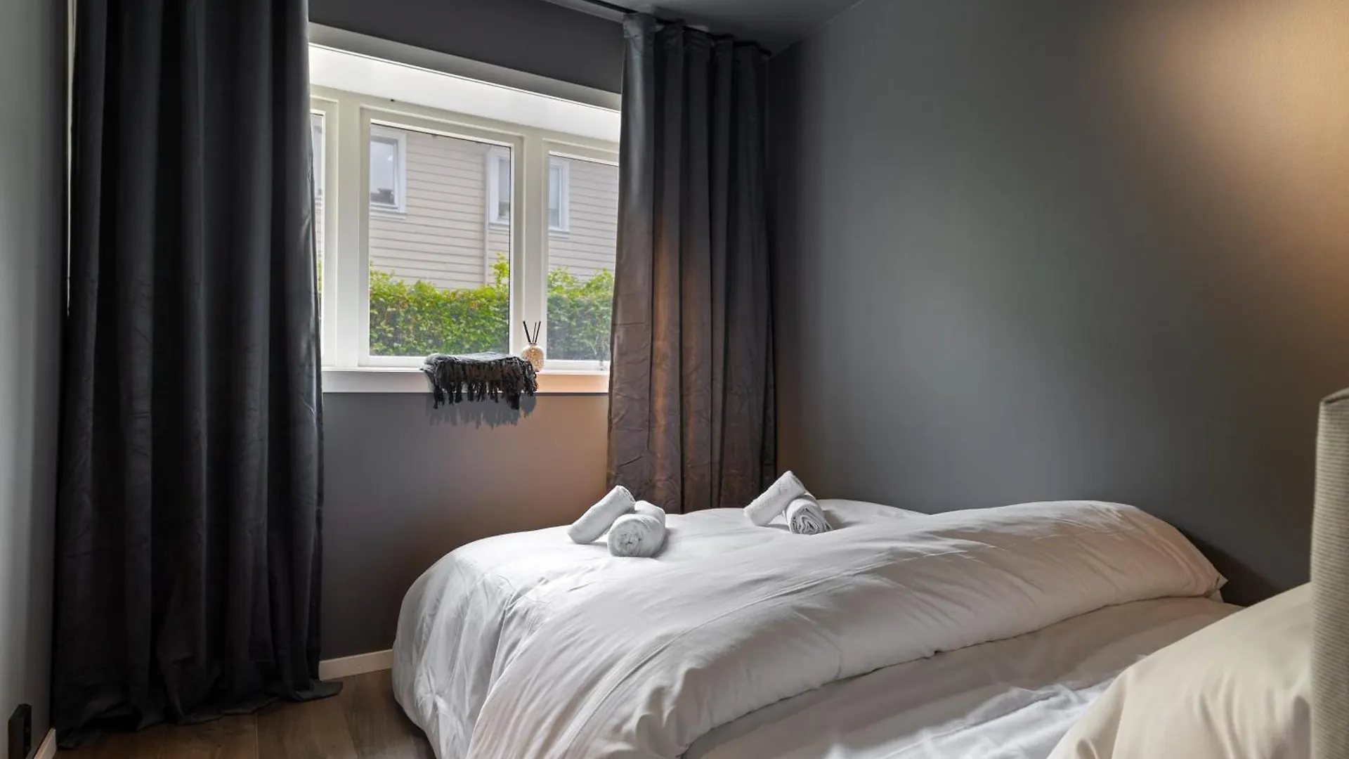 King Bed - Free Parking - Renovated June 2025 ベルゲン